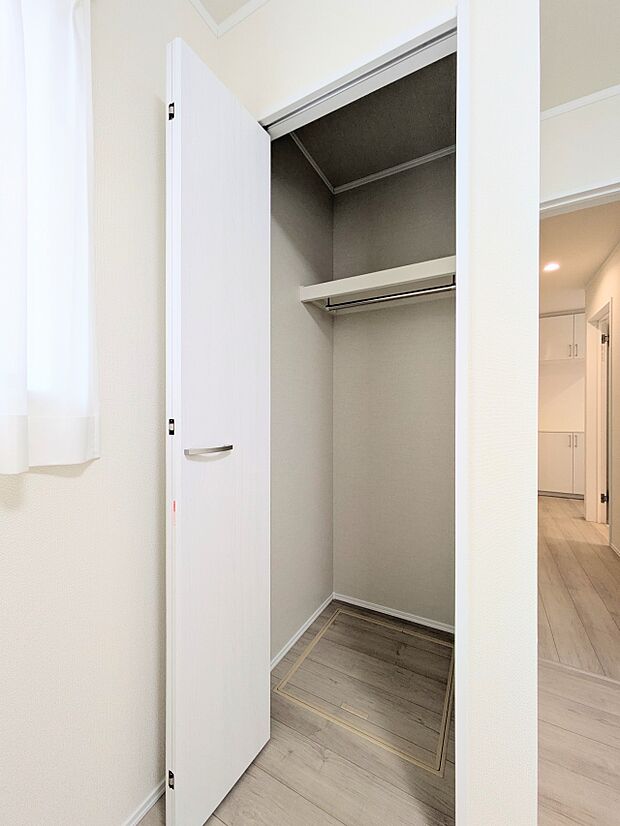 各所に配置された収納スペースは、洋服や小物はもちろんのこと、掃除機や日用予備品・お子様のおもちゃなど様々な物を収納して頂ける便利なスペースです。