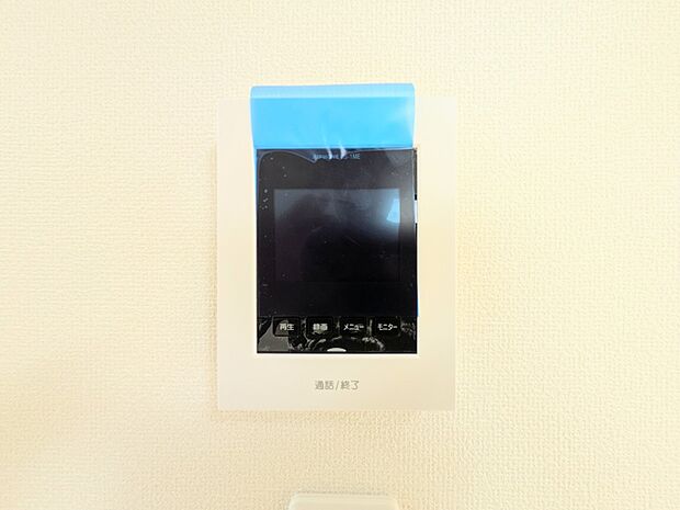 【TVモニター付インターホン】来訪者の様子を室内TVモニターでチェック。対応したくないセールスを断りやすく、子どもに留守番をさせるときも安心。不在時の来訪者を録画でき、犯罪抑止効果も期待でき…