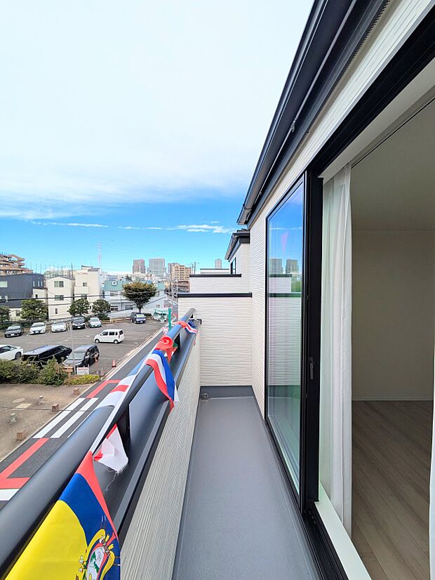 バルコニーから差し込む陽光・通風は、住環境・快適性と共に有り続ける貴重な「財産」です。