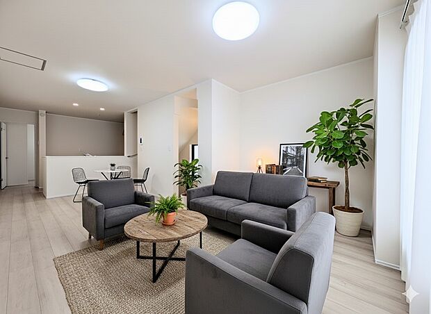 【リビングダイニング】リビングにいるお子様と会話をしながら家事ができるカウンターキッチン。いま手があいているか、忙しそうなのか相手の様子を伺いながらコミュニケーションをとる訓練にもなります。…