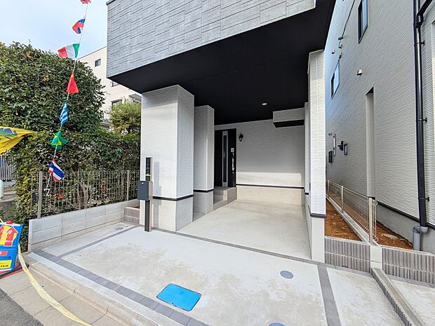 上質感漂う玄関へのアプローチ。居住者の帰り、訪れる方を優しく迎える・安らぎに満ちた生活空間を予感させる。健やかな暮らしを楽しめそう。