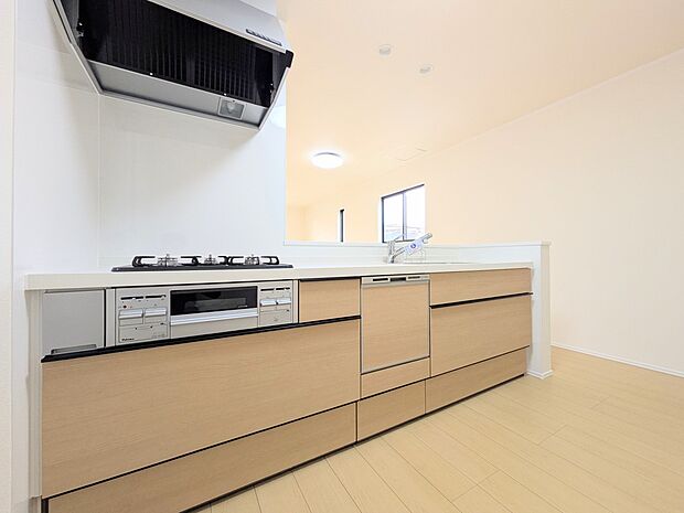 【キッチン】カウンターキッチンは広くて収納力もあるので、快適に料理をすることができます。食器や炊事用具を手の届くところに配置しやすいため調理もスピーディーですよ。