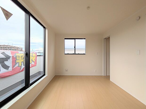 【寝室】シンプルな内装はおしゃれのポイントです。シンプルは華美より飽きがこないからです。色や模様でおしゃれ感をだす。それがシンプルイズビューティーです。