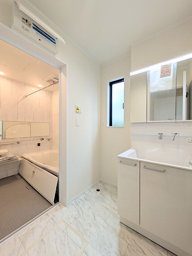 【Powder room-洗面所-】 使い勝手を追求した新機能とデザイン性を併せ持つドレッサー。毎日使うところだから、常に清潔を保ちたい。