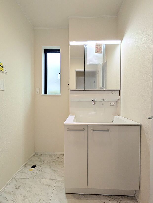 【洗面台】 十分な大きさの洗面台は、身だしなみチェックや歯磨きなど、朝の慌ただしい時間でもホテルライクなスペースで余裕とゆとりを感じて頂けます。