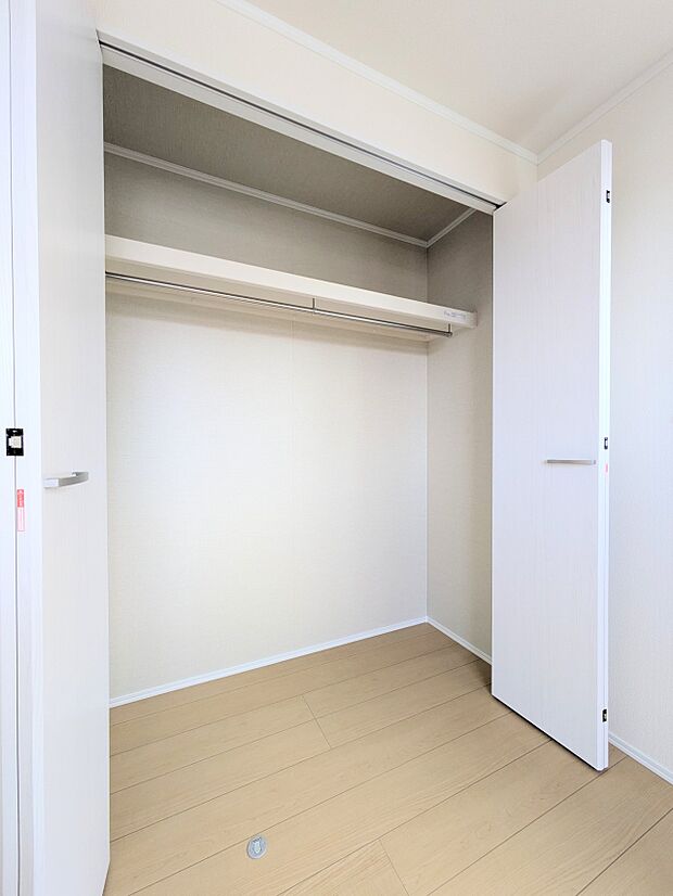【収納】各所に配置された収納スペースは、洋服や小物はもちろんのこと、掃除機や日用予備品・お子様のおもちゃなど様々な物を収納して頂ける便利なスペースです。