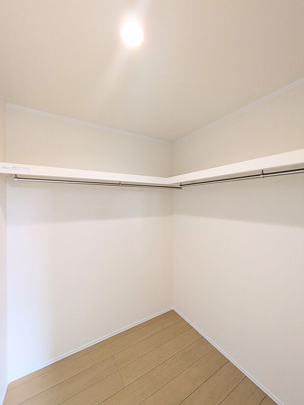 【WIC（ウォークインクローゼット）】  たくさんの洋服をかけてもシワになりにくいウォークインクローゼット。洋服以外にも、普段使わない家電やスーツケース、ストック品など何でも片付く嬉しい空間…