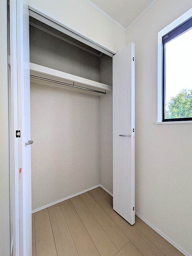 【CL(クローゼット）】  壁面クローゼットのメリットは、衣類が横一列に並ぶためひと目で洋服が選びやすいこと。衣類をたくさんお持ちの方も、限られたスペース内に無理なく収納することができます。…