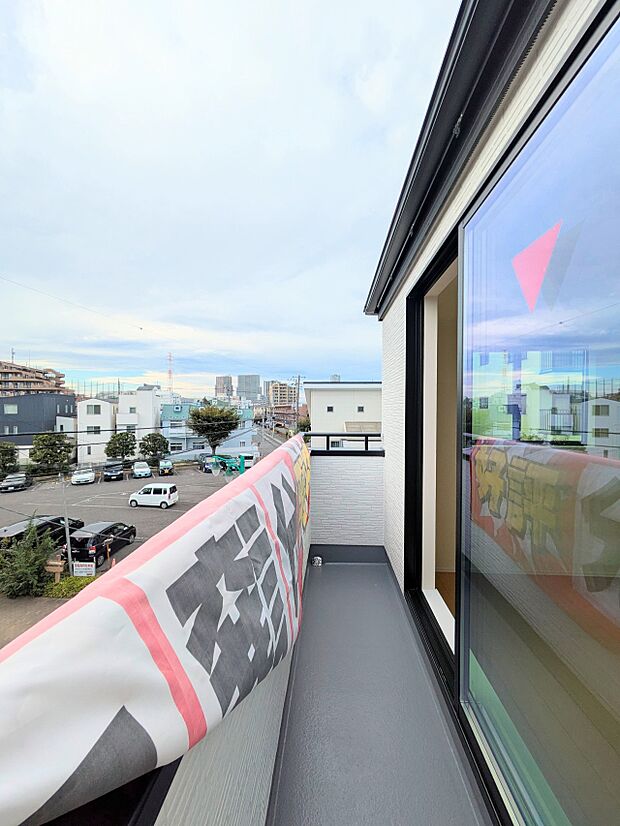 【バルコニー】澄み切った青空と、心地良い風を感じるバルコニー。