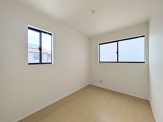 【Room-洋室】 シンプルにデザインされた室内。家具やレイアウトでお好みの空間に。