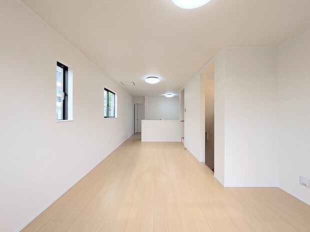 【ダイニングキッチン】木の温もりがやさしいフローリング仕様。明るく広々としたダイニングはとても快適な空間です。