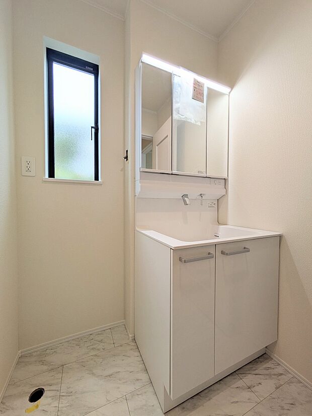 ランドリースペースは広さもたっぷり。タオルなどをしまえるスペースもあります。