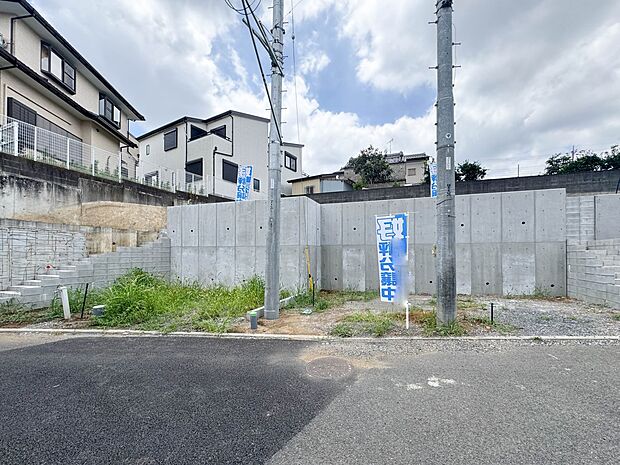 3号棟【前面道路】陽当り良く、ゆとりある道幅の前面道路。