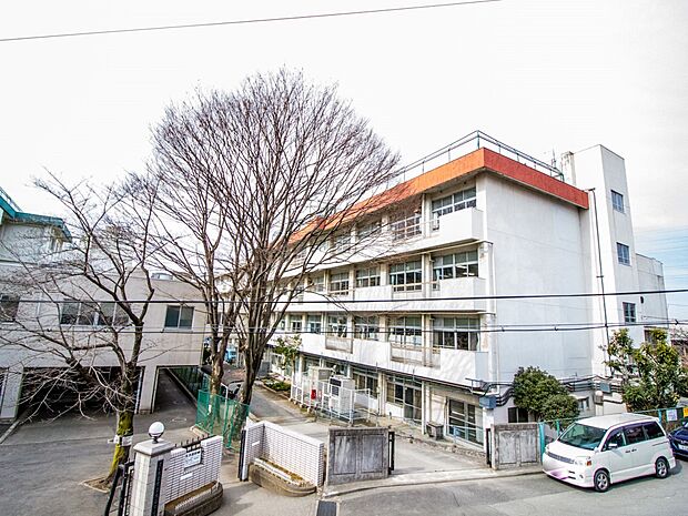 中学校 1700m 大谷口中学校(昭和50年開校。学校の教育目標は、「かしこく、美しく、たくましく」知育、徳育、体育を拡充した目標になっています。新たな試みとして学校ブランドも設定。文武両道…