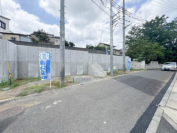 2号棟【前面道路4m】車の通行が少ないので、静かな住環境を維持することができます。