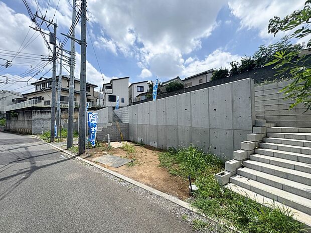 1号棟【前面道路4ｍ】家の前をまっすぐの通りが走っている。クルマは少なく、人々は毎朝、ウォーキング、ジョギング、犬の散歩など、フリーな朝時間を過ごしている。