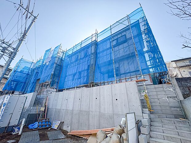 1号棟【前面道路4m】家の前をまっすぐの通りが走っている。クルマは少なく、人々は毎朝、ウォーキング、ジョギング、犬の散歩など、フリーな朝時間を過ごしている。