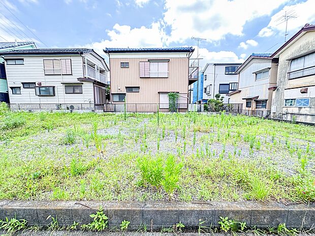 【外観】堂々たる趣ながら、主張し過ぎずどこか余裕を感じさせるシャープなフォルムで佇む邸宅は、晴天の空と照らし合わせる事で、本来あるべき完成形の姿を見せてくれます。