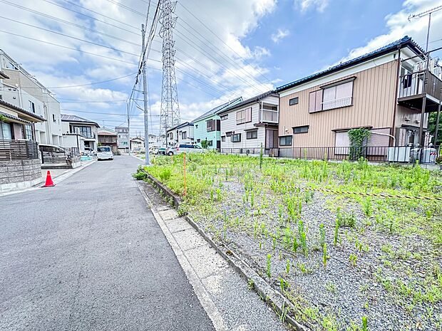 【前面道路】陽当りや通風性など各所に施された工夫で住みやすさを実現。部屋の大きさや周辺環境・街並など、資料には掲載していない情報が現地にはたくさんございます。是非ご確認下さい。