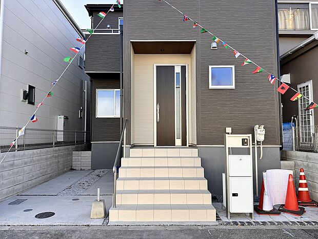 【玄関】家の顔となる玄関は、高いデザイン性が求められます。高級感と断熱性、防犯性に優れた玄関ドアを標準装備。ピッキング対策のセキュリティサムターン等、防犯に考慮しました。