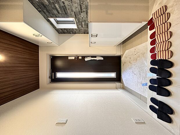 【シューズボックス(下駄箱)】 大型のシューズボックスには靴やブーツ、サンダルはもちろん、ハンカチや手袋、バック類などのお出かけ用品、印鑑や朱肉なども収納可能です。