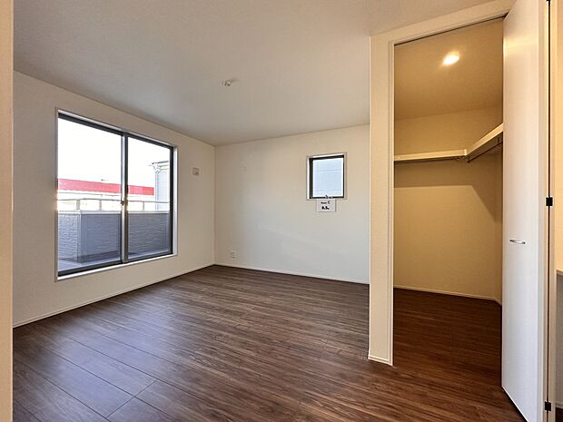 【寝室　8.5帖】シンプルな内装はおしゃれのポイントです。シンプルは華美より飽きがこないからです。色や模様でおしゃれ感をだす。それがシンプルイズビューティーです。