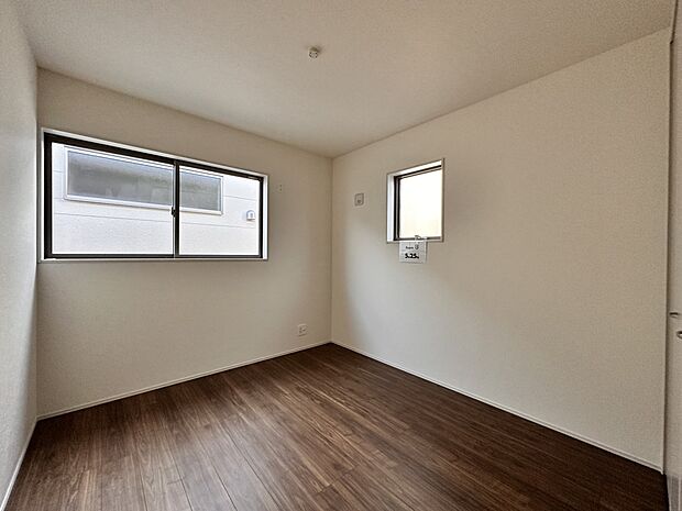 【子供部屋 5.25帖】お子様のお部屋にぴったりなクロークを備えたフローリング仕様の洋室です。