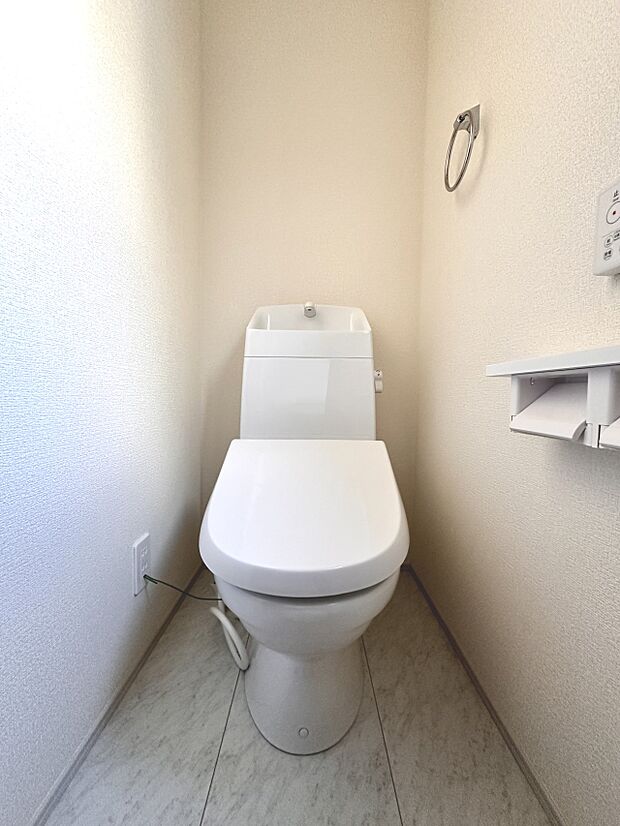 【トイレ】トイレ・ウォシュレット付。快適で衛生的な洗浄機能付温水シャワートイレです。