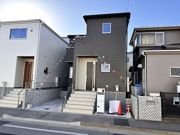 【外観】家族の温かさと陽光の暖かさ、楽しい毎日と明るい未来を予感させる「空間が織り成すひとつ先の住み心地」を演出します。