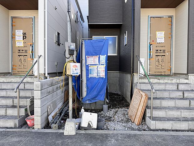 【外観】街の風景に溶けこむシンプルなカタチ。バランスがとれた玄関のハイクォリティなデザイン。存在感あふれる建物の質感。