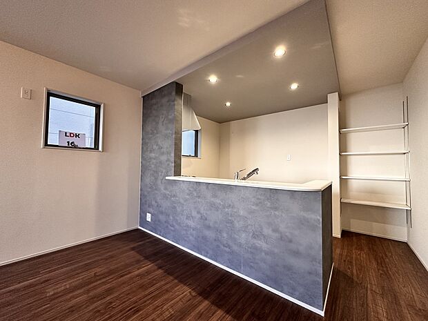 【ダイニングキッチン LDK16帖】会話でホッとコミュニケーションできるリビング。料理でホッとハピネスになるキッチンなど。人をホッとさせる最新設備・仕様を採用しています。