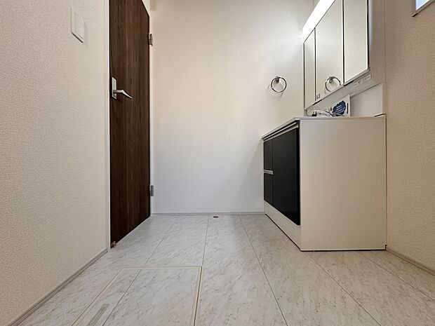 【脱衣所】洗面所は小さなプライベートスペース。歯磨き、洗顔と毎日施す個人空間。