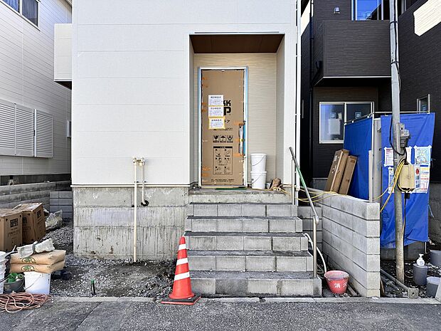 【前面道路】車の通行が少ないので、静かな住環境を維持することができます。