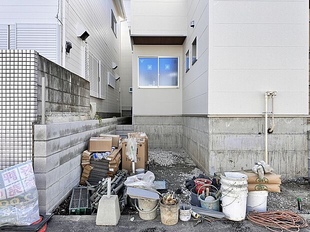 【外観】街の風景に溶けこむシンプルなカタチ。バランスがとれた玄関のハイクォリティなデザイン。存在感あふれる建物の質感。