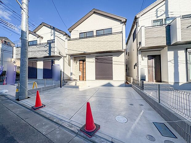 上質感漂う玄関へのアプローチ。居住者の帰り、訪れる方を優しく迎える・安らぎに満ちた生活空間を予感させる。健やかな暮らしを楽しめそう。