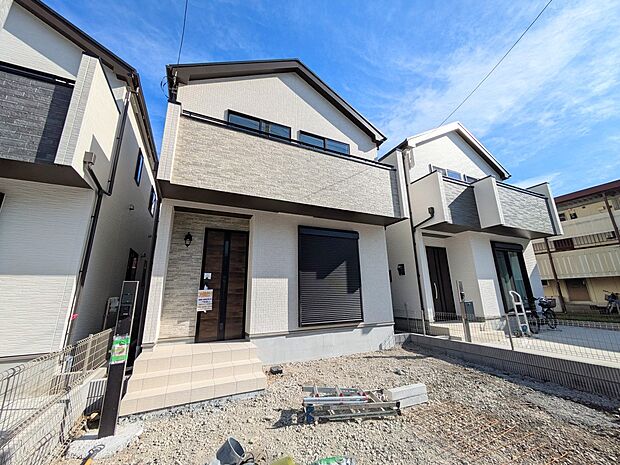 上質感漂う玄関へのアプローチ。居住者の帰り、訪れる方を優しく迎える・安らぎに満ちた生活空間を予感させる。健やかな暮らしを楽しめそう。