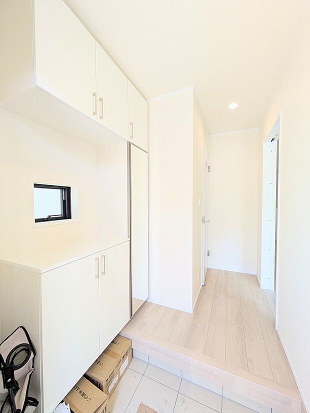 家の玄関は、ご主人の顔と言えます。それだけ玄関の印象は大切。品のある玄関やデザインに凝った玄関や、センスを発揮させましょう。質感のある素材を玄関に使用するのも一つのセンスです。