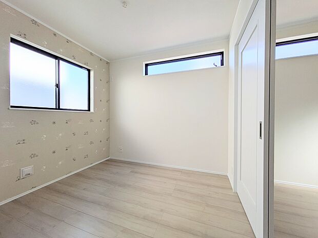 【Room-洋室-】  快適に過ごす条件は、一人ひとり違います。だからこそ飾り過ぎないシンプルな内装と偏り過ぎないデザインで統一しました。暮らしの中でオーナー様だけの【マイホーム】に創り上げ…