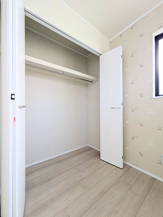 【CL(クローゼット）】  壁面クローゼットのメリットは、衣類が横一列に並ぶためひと目で洋服が選びやすいこと。衣類をたくさんお持ちの方も、限られたスペース内に無理なく収納することができます。…