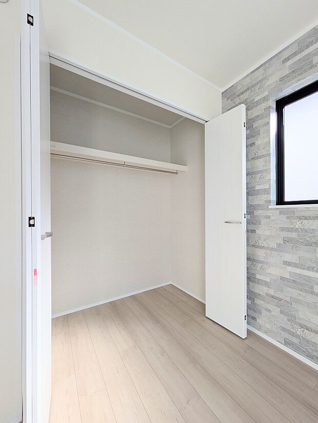 【CL(クローゼット）】  壁面クローゼットのメリットは、衣類が横一列に並ぶためひと目で洋服が選びやすいこと。衣類をたくさんお持ちの方も、限られたスペース内に無理なく収納することができます。…