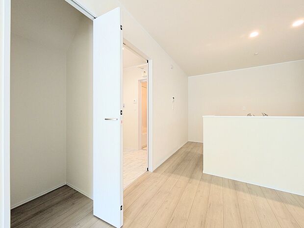 【パントリー(食料庫)】 常温保存できるパン、お米、調味料、缶詰など、日常的に使うものや未開封の食品の収納にぴったり。棚にものを並べて収納すれば、何が足りないのかひと目で確認できます。