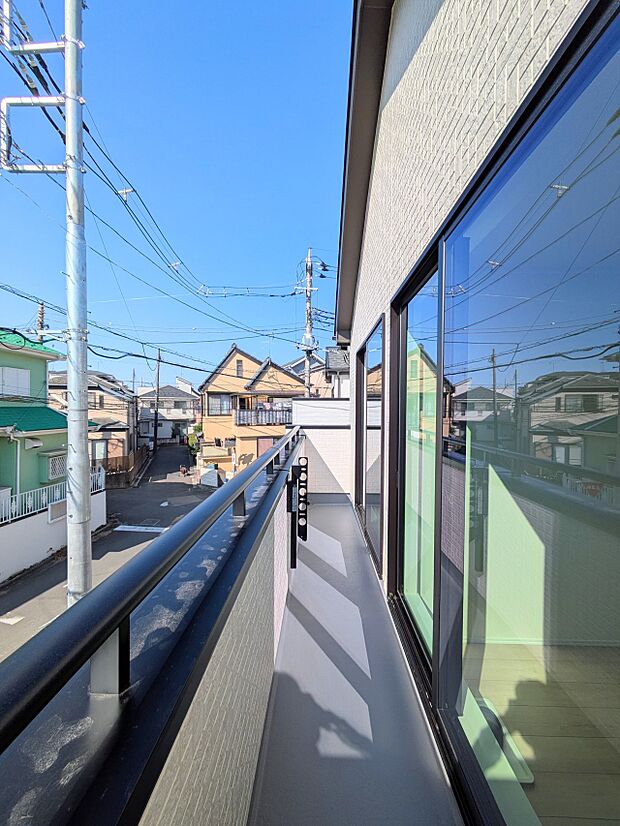 【バルコニー】澄み切った青空と、心地良い風を感じるバルコニー。