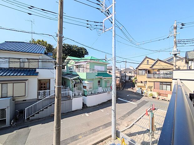 朝の澄んだ空気や、夕方に吹く清々しい風を五感で感じられるバルコニー。屋外にあって、住まいの中でも本当の自然を感じられるスペースです。