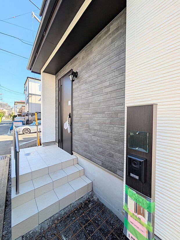 【玄関】こちらの物件が少しでも気になるようでしたら、お気軽にお問合せください。人生でいちばん大きなお買い物ですので、ゆっくりご見学ください。ネット上の画像と実際の見学では、リアル感がまるで違…