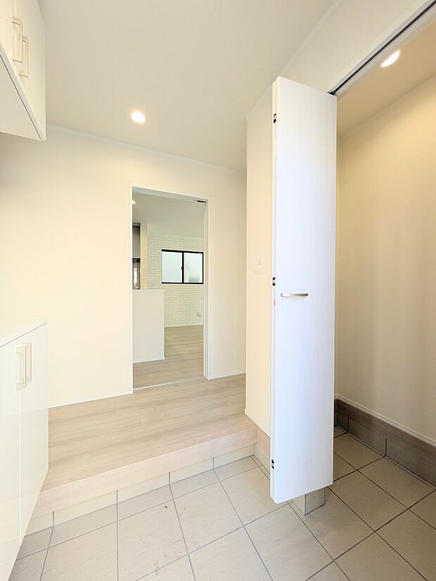 玄関はその家と住まう人を印象づけます。デザイン、機能性の存在感が大切になるわけですね。優れた防犯性、断熱性も求められます。家は玄関から始まります。