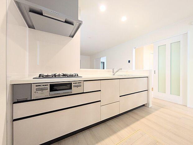 カウンターキッチンは広くて収納力もあるので、快適に料理をすることができます。食器や炊事用具を手の届くところに配置しやすいため調理もスピーディーですよ。