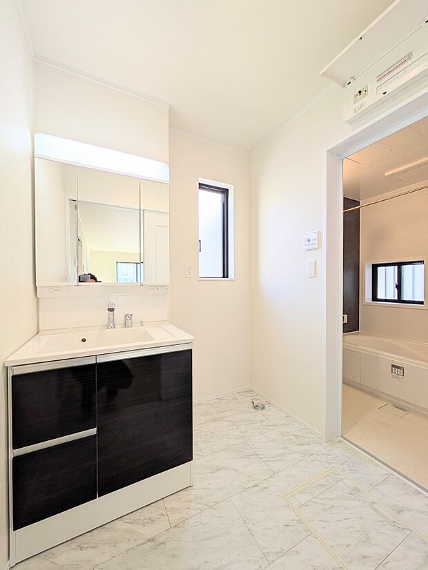 【洗面台】 十分な大きさの洗面台は、身だしなみチェックや歯磨きなど、朝の慌ただしい時間でもホテルライクなスペースで余裕とゆとりを感じて頂けます。