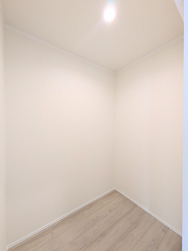 【WIC（ウォークインクローゼット）】  たくさんの洋服をかけてもシワになりにくいウォークインクローゼット。洋服以外にも、普段使わない家電やスーツケース、ストック品など何でも片付く嬉しい空間…