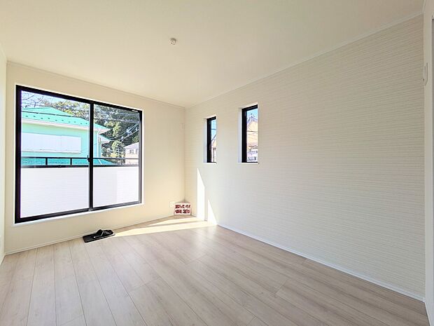 【Room-洋室】  シンプルにデザインされた室内。家具やレイアウトでお好みの空間に。