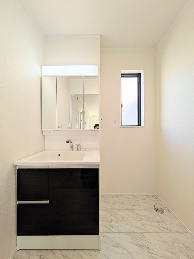 脱衣所、洗面所は小さなプライベートスペース。歯磨き、洗顔と毎日施す個人空間。換気も設置して、熱気などを開放して、爽やかなスペース。